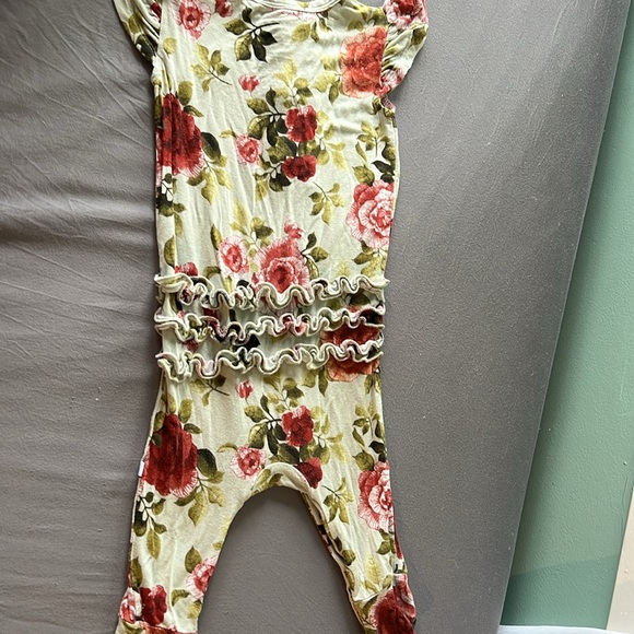 Posh peanut ruffle sleeved romper - Picture 5 of 6